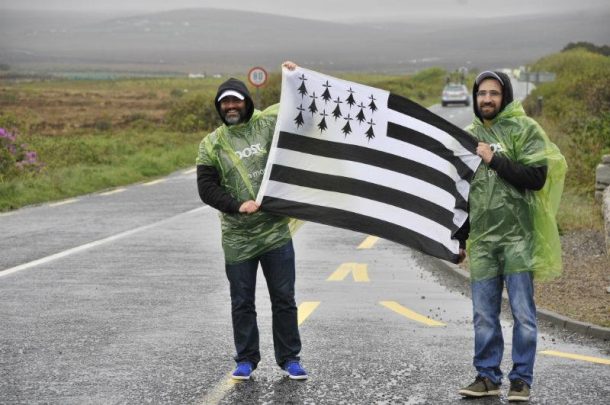 Les "inséparables" Benoit Larroque et Laurent Baniel sur les routes du tour d'Irlande avec le Gwenn Ha du