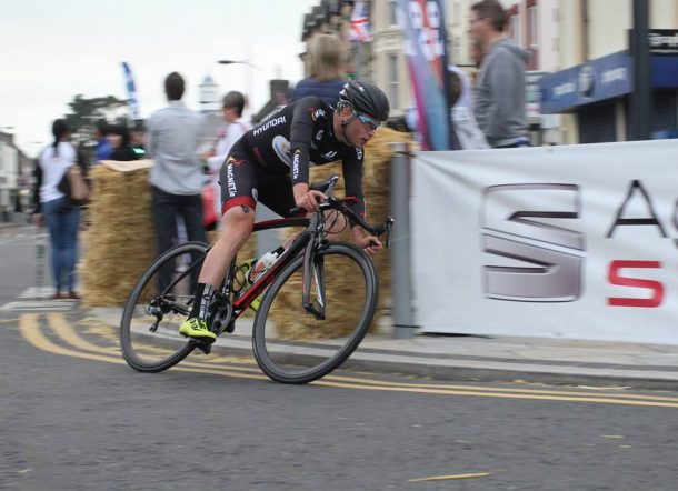 Newry Thee-Day: le numéro du junior Jake Gray 7 Jake Gray de la Nicolas Roche Performance Magnet.ie