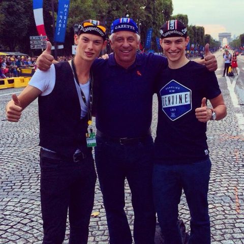 Josselin Riou, Greg Lemond et Nicolas Riou avec les fameuses casquettes vissées sur le crâne