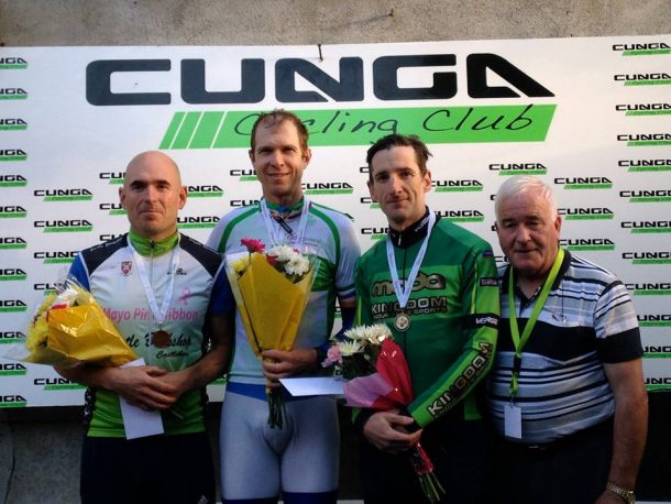 Michael O'Loughlin remporte le championnat d'Irlande du contre la montre juniors 10 Le podium vétéran (photo Cunga Cycling Club)