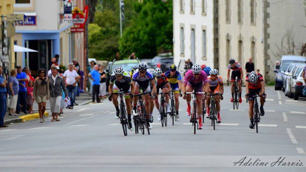 Ludovic Nicol ( Team Fybolia Locminé Auto) remporte le sprint du groupe de chasse