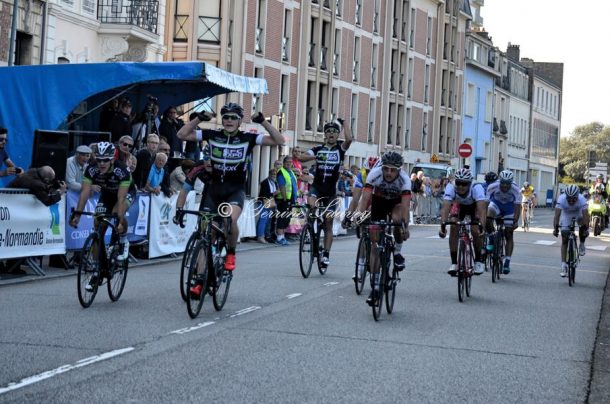 Christophe Noppe (EFC Etixx)  au sprint sur la 4ème étape (photo Perrine Sauvey)