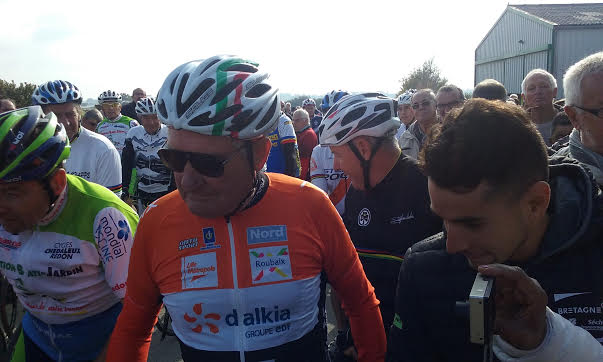 Pipriac: Stephen Roche devant Angel Arroyo 10 Cyrille Guimard aux côtés d'Armindo Fonseca avant le départ (photo Laurent Astruc)