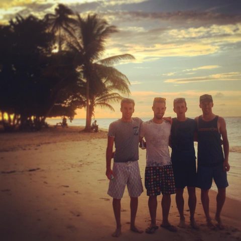 Le carnet de bord d'Aurélien Daniel aux îles Caraïbes 9 Les 4 potes Bretons, Matthieu et Thibault Jeannes, Frédéric Guillemot et Aurélien Daniel sous l accablante chaleur des Caraibes