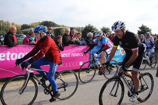Pipriac: Stephen Roche devant Angel Arroyo 11 Robert Marchand, 104 ans, accompagné par Stephen Roche et Bernard Hinault