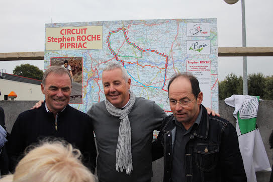 Pipriac: Stephen Roche devant Angel Arroyo 14 Bernard Hinault, Stephen Roche et l'organisateur Arsène David