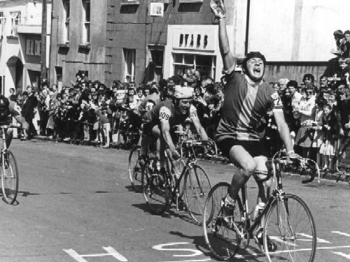 Stephen Roche, parrain du Team Irlandais Dynamo Cover Pro Cycling 11 FBD RAS (An Post RAS) en 1979, "Eddy Merckx ne l'a jamais gagné" dixit Stephen Roche
