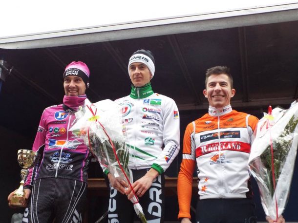 Iffendic: Florian Le Corre devance Yoann Corbihan 7 Le podium seniors (photo Yann Déniel)