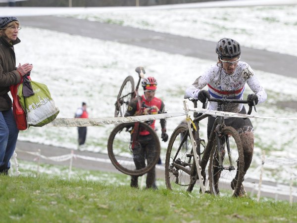 National Trophy Cyclo-Cross; Liam Killeen devant Matthieu Boulo 8 sous la neige et sur un terrain verglacé, Killeen devance Boulo ! (Photo VeloUk, Larry Hickmott)