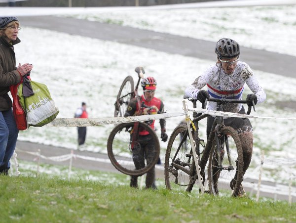 sous la neige et sur un terrain verglacé, Killeen devance Boulo ! (Photo VeloUk, Larry Hickmott)