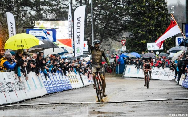 Sous le déluge et dans la boue, un combat de titans entre Mourey et Venturini (photo Elen Rius)