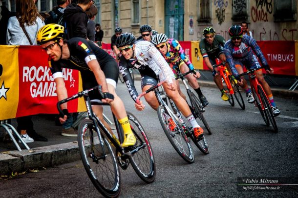 "Team Look Criterium" fixie; Born to be free ! 8 Ca se bastonne dans les races Fixies comme ici à Milan (photo Fabio Mitrano)