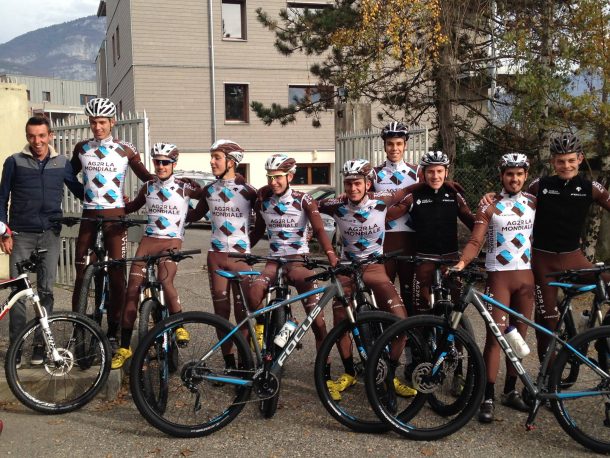 les jeunes espoirs de Chambery CF, la réserve du team AG2R (photo Vincent Terrier))