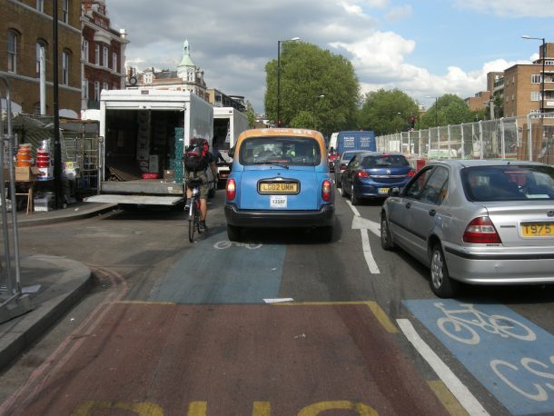 Angleterre: Une conduite dangereuse envers un cycliste pourrait coûter 6500 euros d'amende ! 7 copier AsEasyAsRidingABicycl