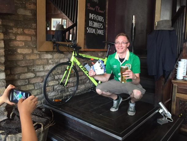 Un cycliste Irlandais parti de Dublin a vélo pour une cause caritative, agressé en arrivant à Paris ! 7 green