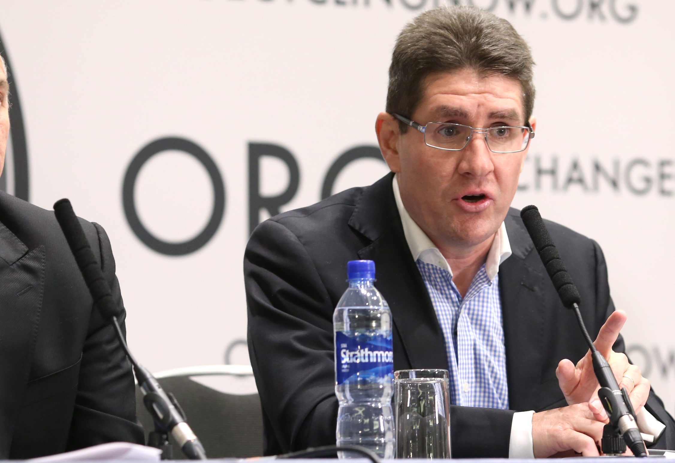 Paul Kimmage: «Je ne cherche que la vérité, le reste je m'en fiche!» 7 Cycle Sport - Change Cycling Now summit - Press Conference - London - Monday December 3rd 2012 - FREE TO USE IMAGES - Paul Kimmage makes his point to the press (with Greg LeMond) - For more information contact Phil Mepham on +44 (0) 7765 237236 Photographer Gerry McManus (www.splitsecondimages.co.uk) on behalf of Change Cycling Now -