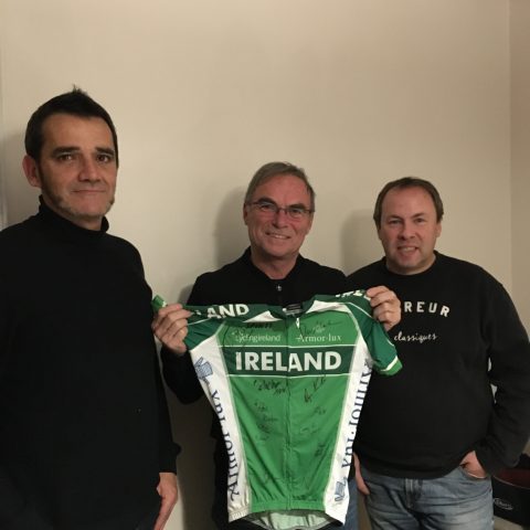 Le beau geste des champions Irlandais et de l'américain Brett Horton à Bernard Hinault pour "Souffles d'espoir contre le cancer" 8 IMG 5260