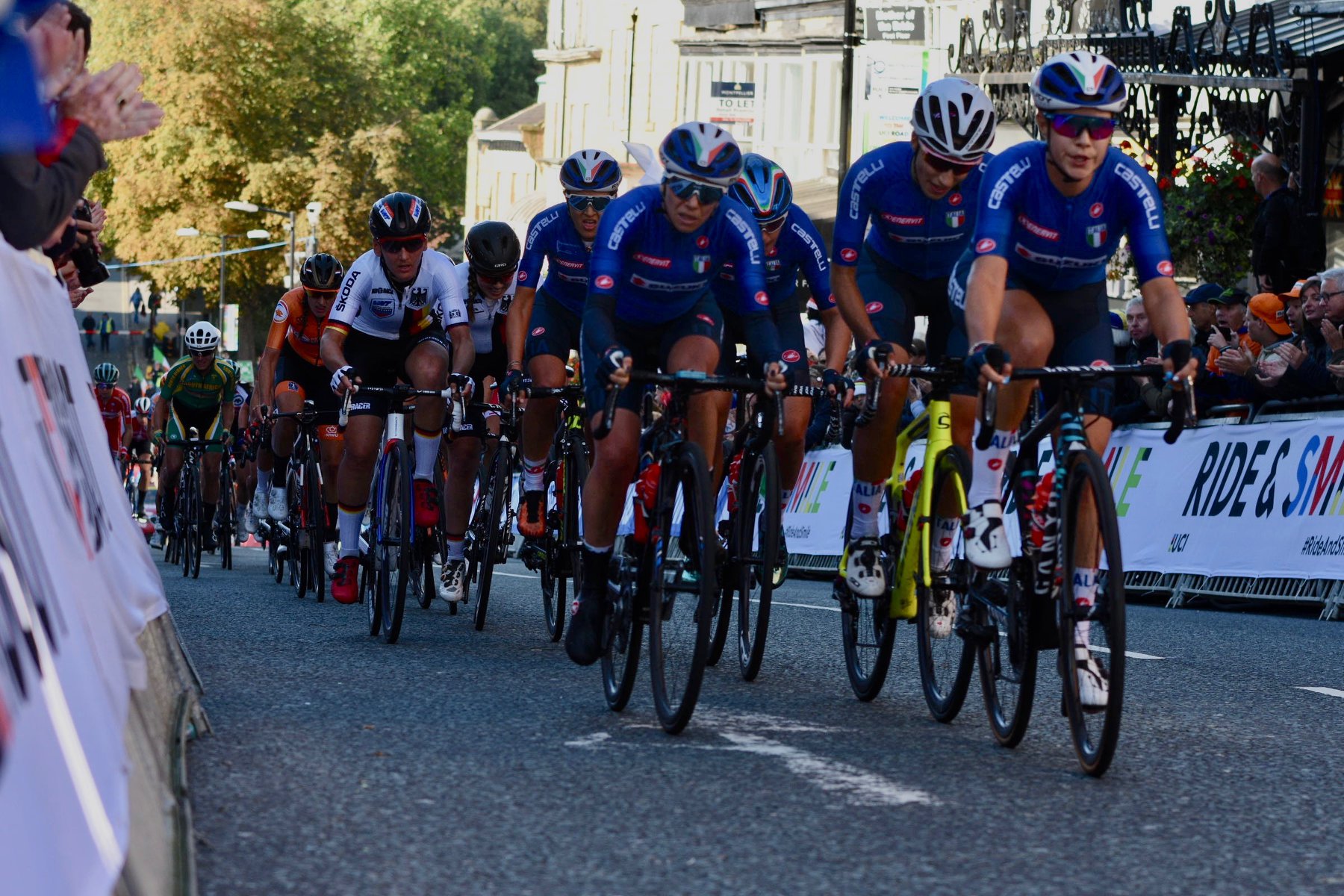 Parité dans le cyclisme pour les JO de Paris 2025 avec un peloton de 90
