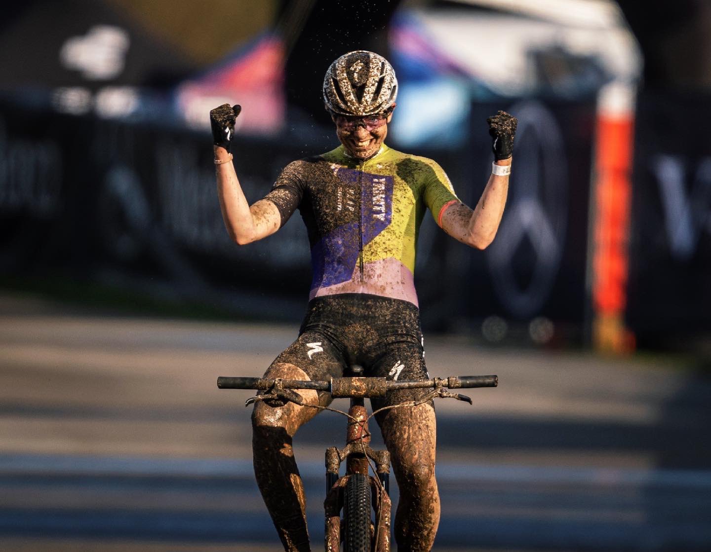 Coupe Du Monde De Vtt A Nove Mesto Short Track Haley Batten Devant Loana Lecomte Lourde Chute De Pauline Ferrand Prevot Be Celt