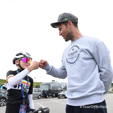 L'enfant de la 7ème étape du Tour of Britain sur le podium avec le Team Jumbo Visma 7 fermer