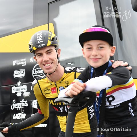 L'enfant de la 7ème étape du Tour of Britain sur le podium avec le Team Jumbo Visma 8 oufer