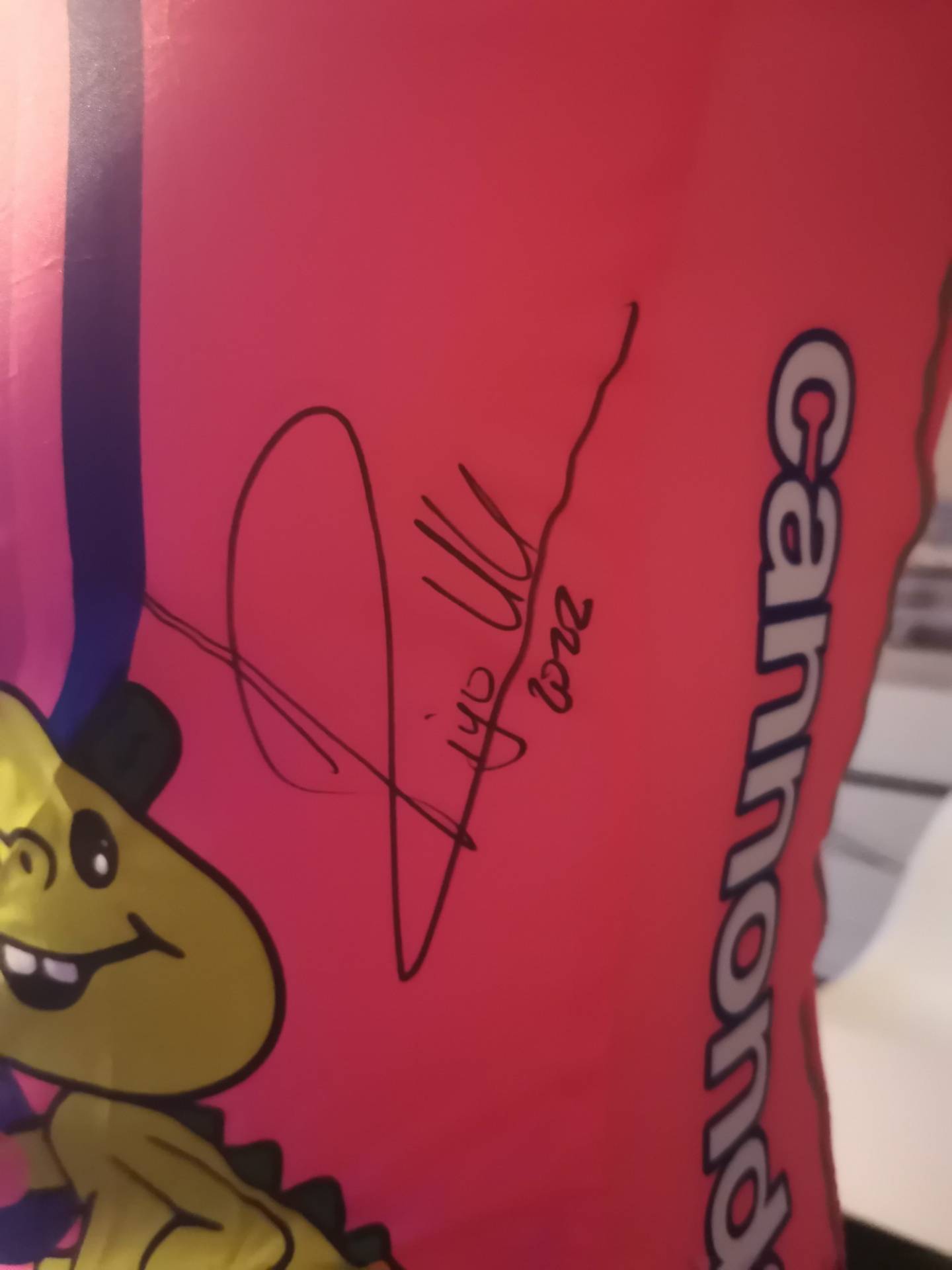 Rigoberto Uran offre un maillot pour l'asso "Souffles d'espoir" parrainée par Bernard Hinault 7 299221839 3138717216458770 1766481750280607838 n