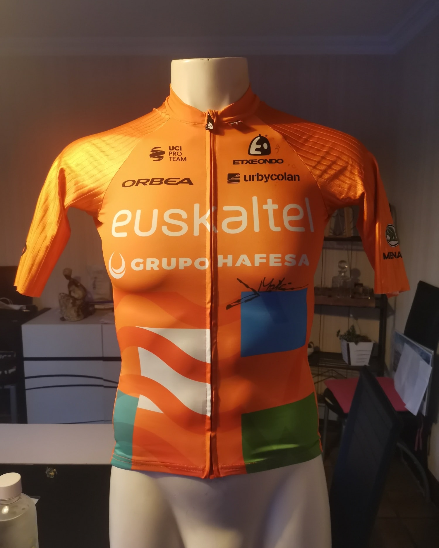 Luis Angel Maté offre son maillot à Bernard Hinault et l'asso "Souffles d'espoir" pour la lutte contre le cancer 8 vivi