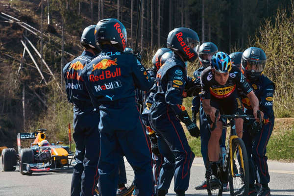 Wout van Aert: " Faire signe à Max Verstappen alors qu'il me doublait dans sa RB7 était une sensation incroyable" 8 yeaa