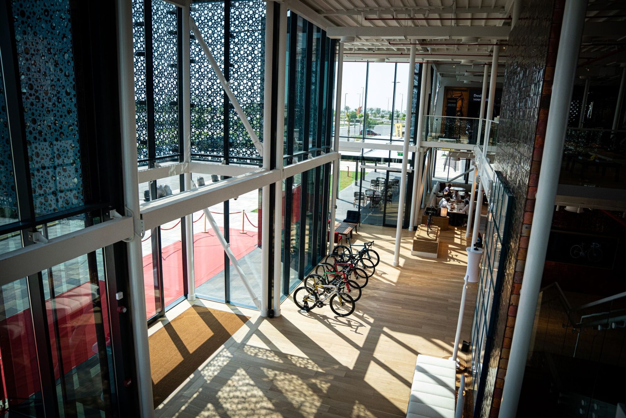 Tadej Pogačar et le Team UAE inaugurent le magasin Colnago à Abu Dhabi 8 classe 5