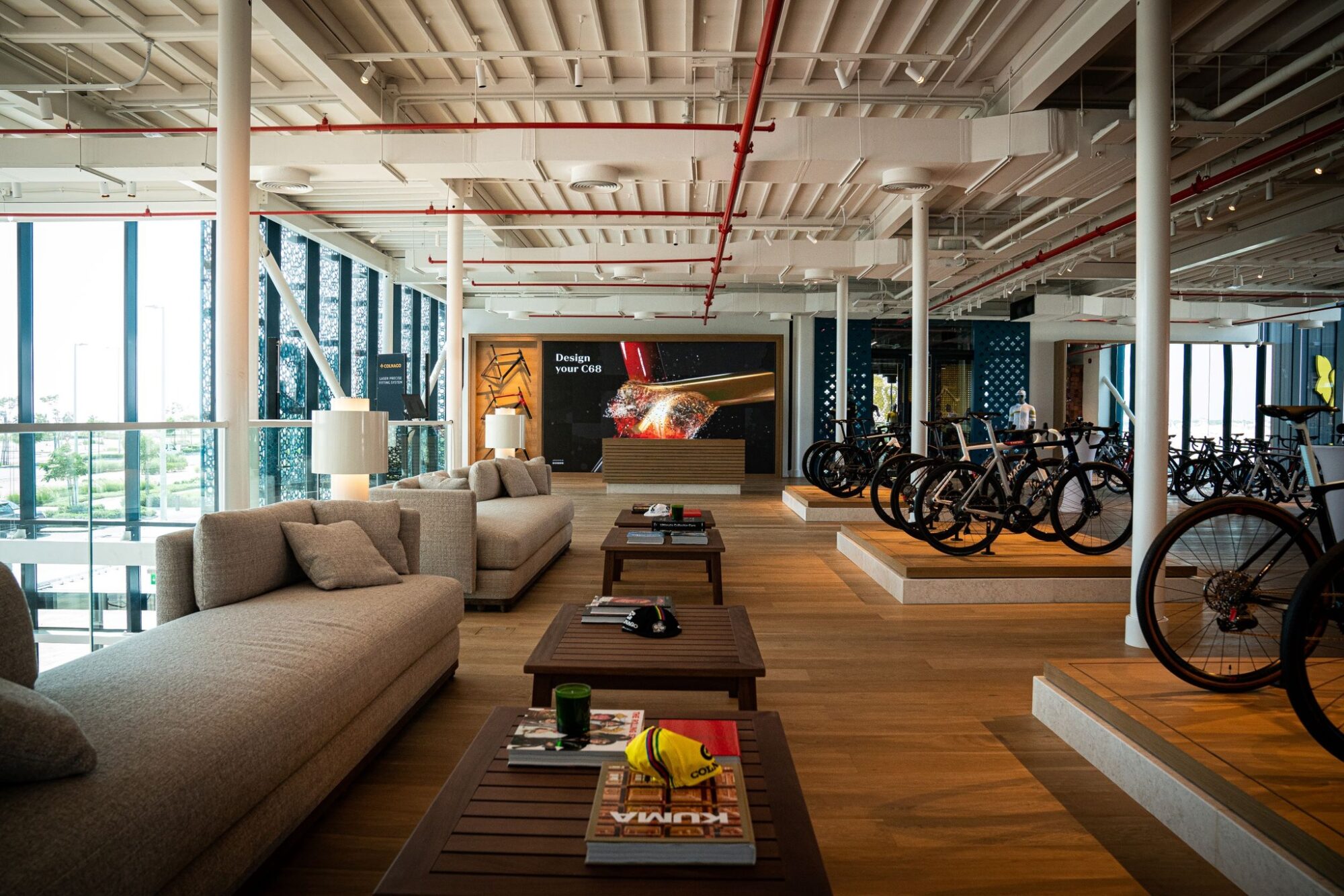 Tadej Pogačar et le Team UAE inaugurent le magasin Colnago à Abu Dhabi 9 sing