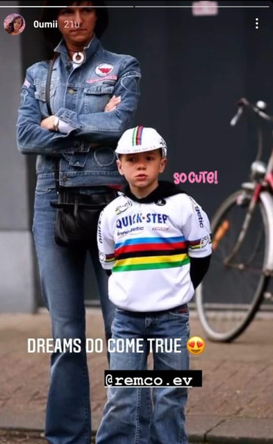 Remco Evenepoel s'entraîne avec sa nouvelle tenue Arc en Ciel 7 souvenir