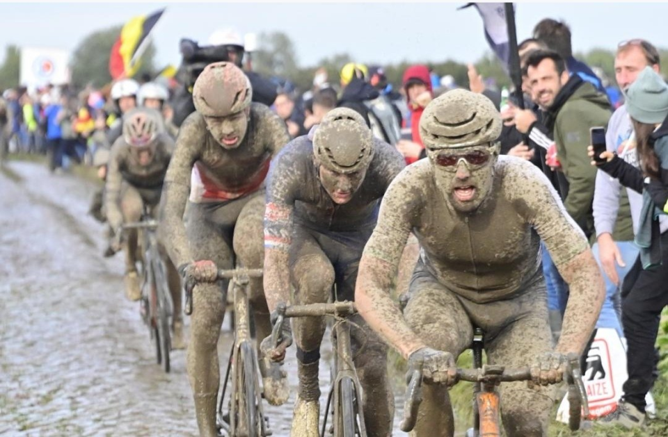 Sonny Colbrelli se fait tatouer le pavé de Roubaix et la Trouée d'Arenberg 7 cobi 1