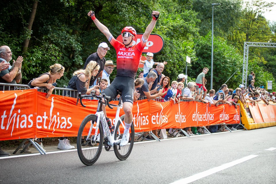 Matis Louvel (Arkea Samsic) récompensé par ses pairs (Amicale du cyclisme) par le Trophée Vélo Star 9 mathis
