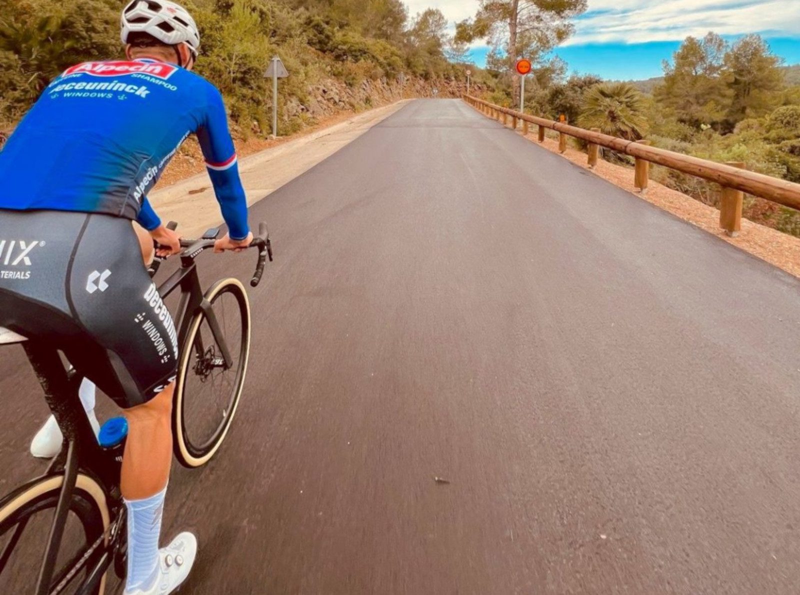 Mathieu van der Poel teste un nouveau prototype du Canyon Aeroad 7 opefi