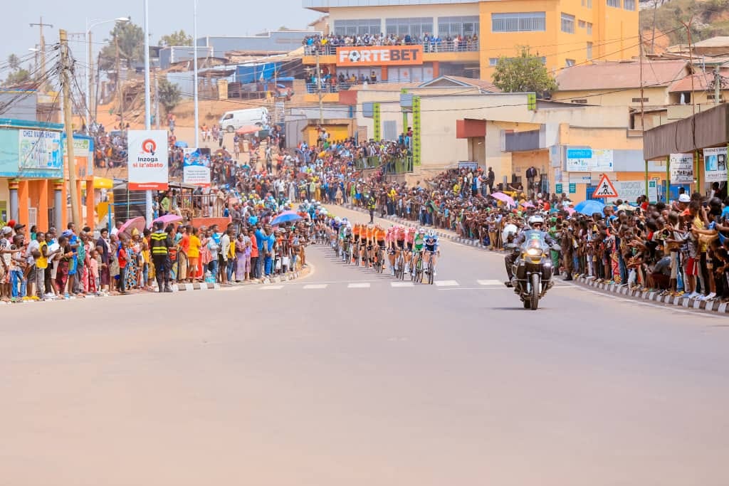 Les jeunes Rwandais abordent fièrement les tenues Intermarché Circus Wanty sur les bords des routes 7 bella