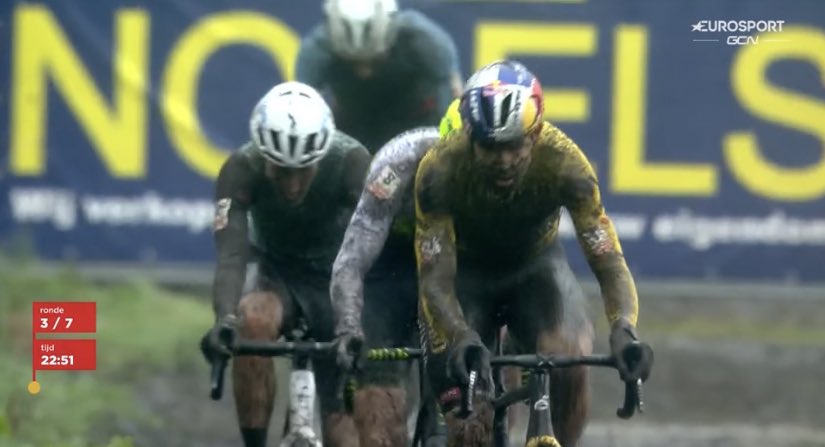 Cross d'Essen: Wout van Aert en patron 7 foue