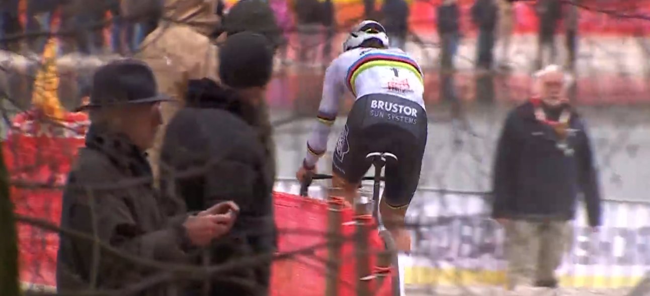 Mathieu van der Poel devance de plus d'une minute Wout van Aert pour le premier duel 8 froos