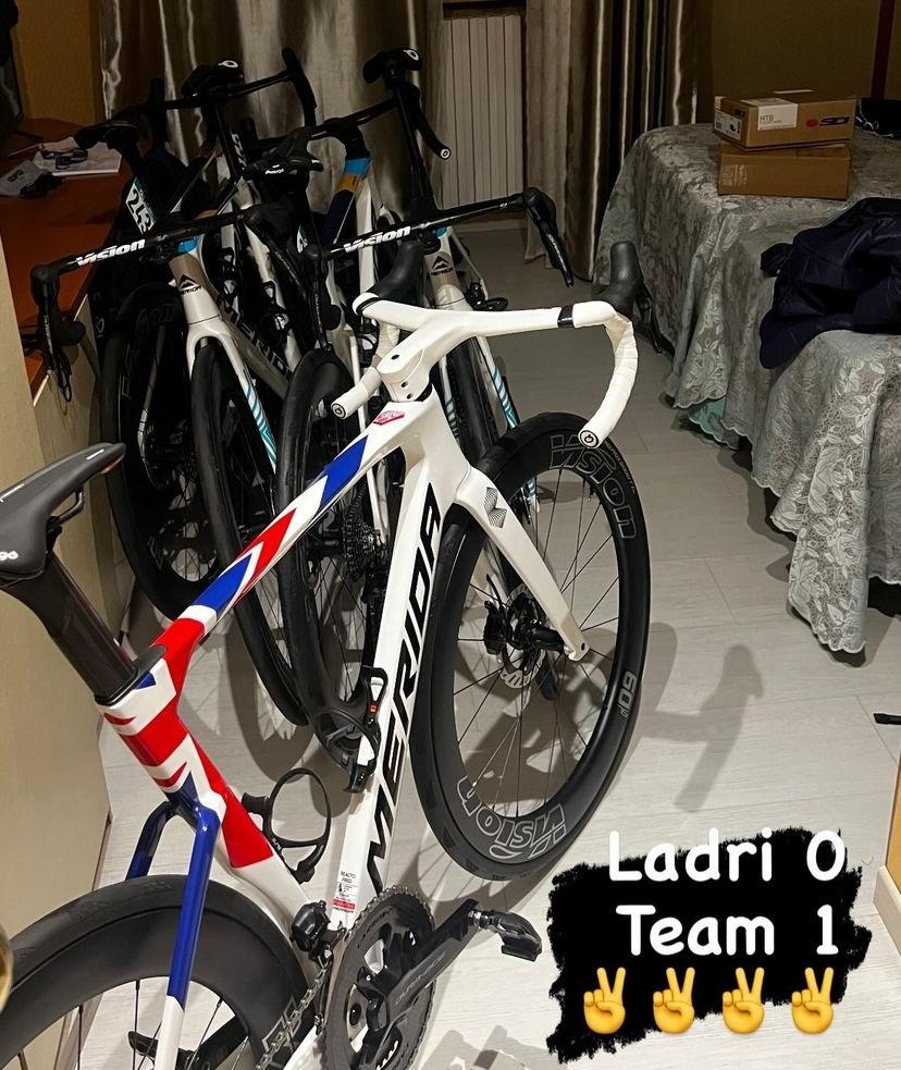 Sonny Colbrelli empêche le vol des vélos de la Barhain Victorious 7 sfu
