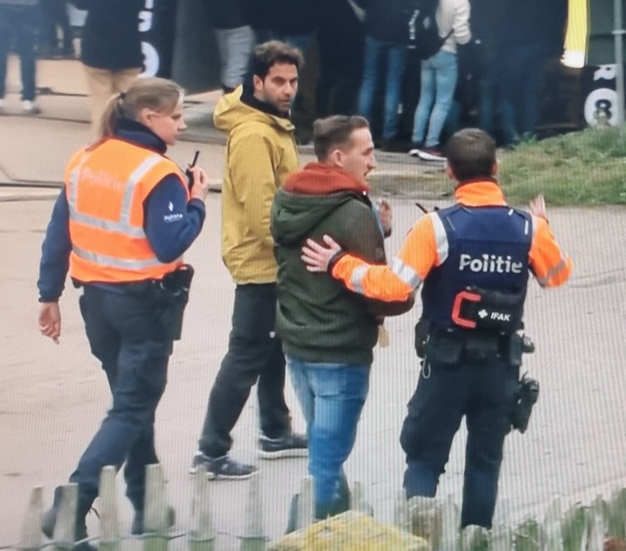 Un spectateur jette une bière sur Eli Iserbyt 7 hueigu 1